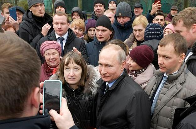 普京當街被問月薪