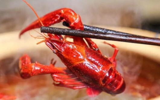 小龍蝦吃到一半突然活了一只