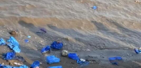 女生趕海漲潮后發(fā)現(xiàn)遍地鞋套