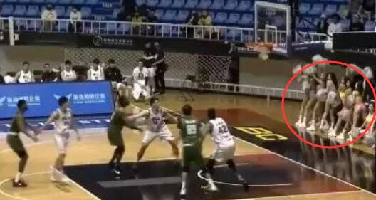 臺妹拉拉隊(duì)大尺度動作干擾球員罰球