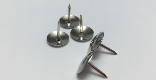 外賣(mài)員在路上撒超3000枚圖釘