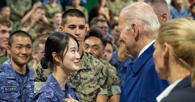 拜登訪日與女兵握手自拍