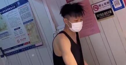 淄博鴨貨小哥回應(yīng)被女游客摸肌肉