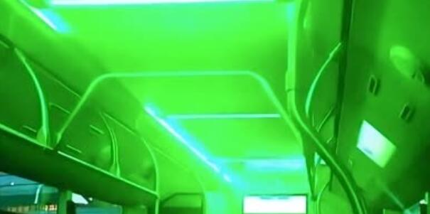 上?；貞?yīng)公交車深夜冒綠光
