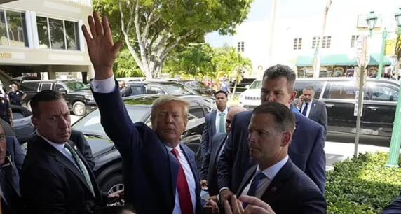 特朗普說(shuō)請(qǐng)支持者吃飯卻沒(méi)買(mǎi)單