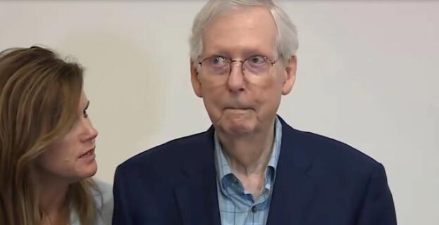 美共和黨領(lǐng)袖發(fā)言時突然僵住