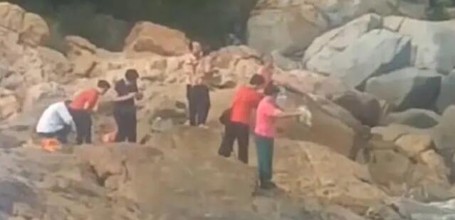 老人組團(tuán)往海里倒礦泉水、饅頭