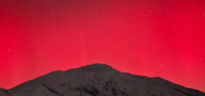 新疆出現(xiàn)罕見(jiàn)全紅色極光