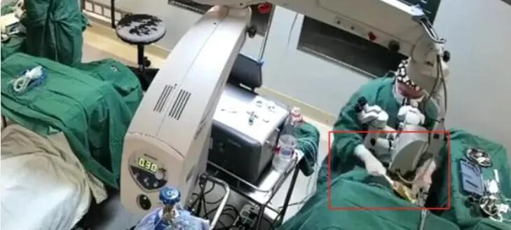 醫(yī)生手術(shù)中拳擊患者？