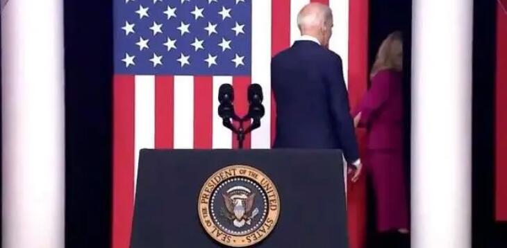 拜登發(fā)表強(qiáng)硬講話后被夫人領(lǐng)下講臺