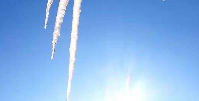 大熊貓睡覺口水被凍成冰溜子