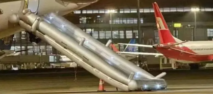 曝東航空姐釋放滑梯后還跳了下去