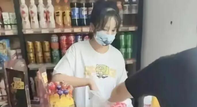 奶茶店老板娘回應(yīng)穿著性感被舉報(bào)