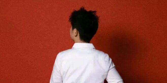 孫穎莎首登時(shí)尚芭莎大刊封面