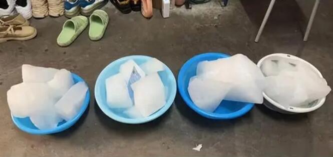 宿舍沒空調(diào)大學(xué)生排隊(duì)領(lǐng)冰塊