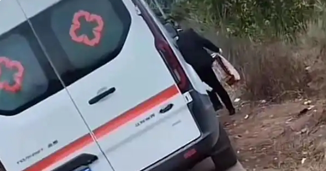 救護(hù)車開到地里采摘柑橘