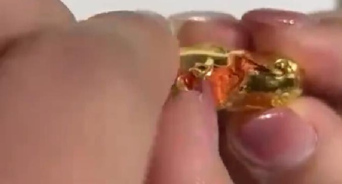 女子剪開(kāi)黃金鎖里面全是蠟