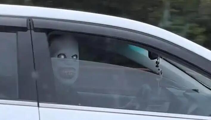 高速上有人戴恐怖面具嚇過(guò)路車輛